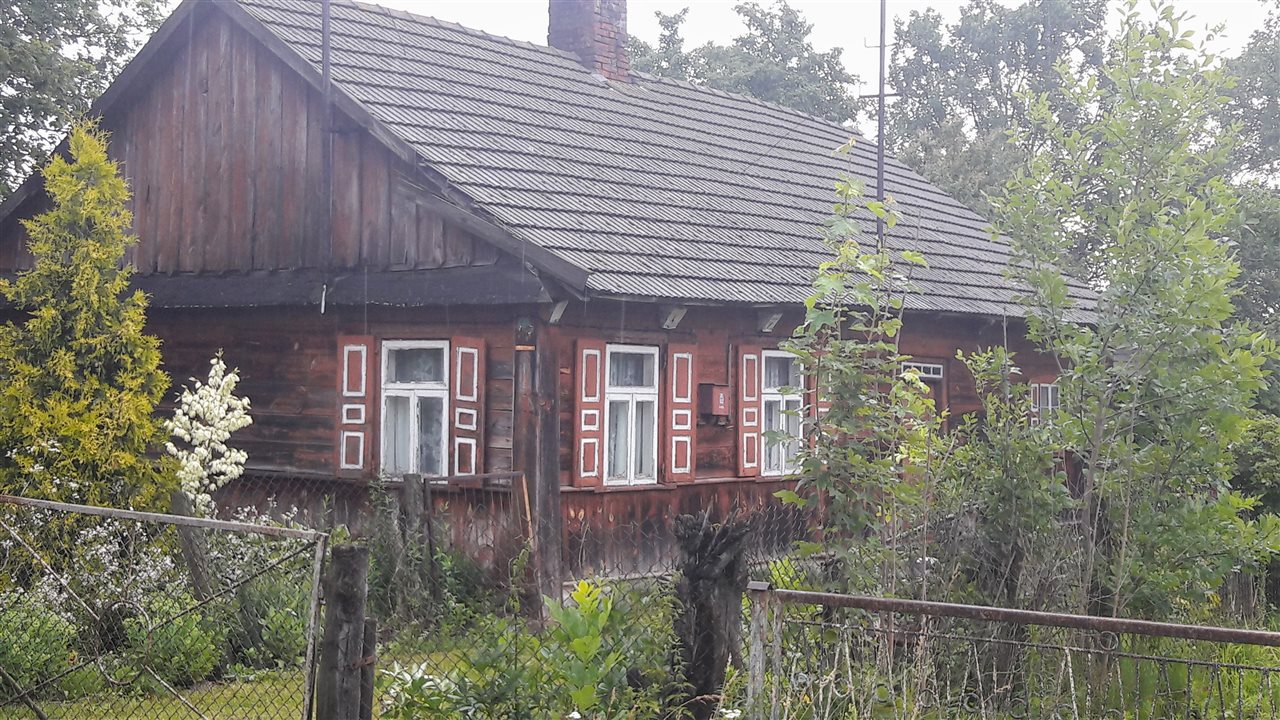 Drewniany dom z początku XX wieku w Derewicznej