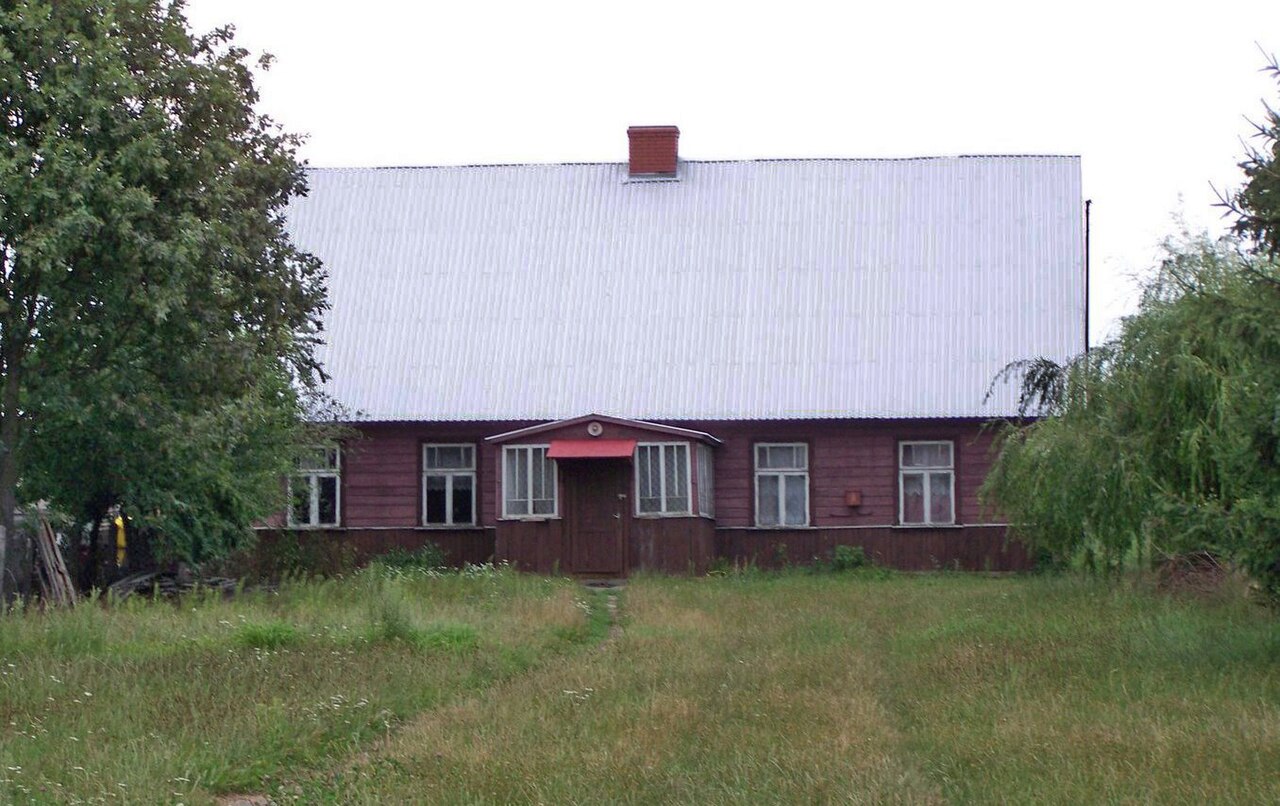 Drewniany budynek starej szkoły w Derewicznej
